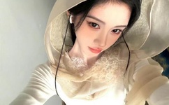 抱着边走边撞水流了一地的视频